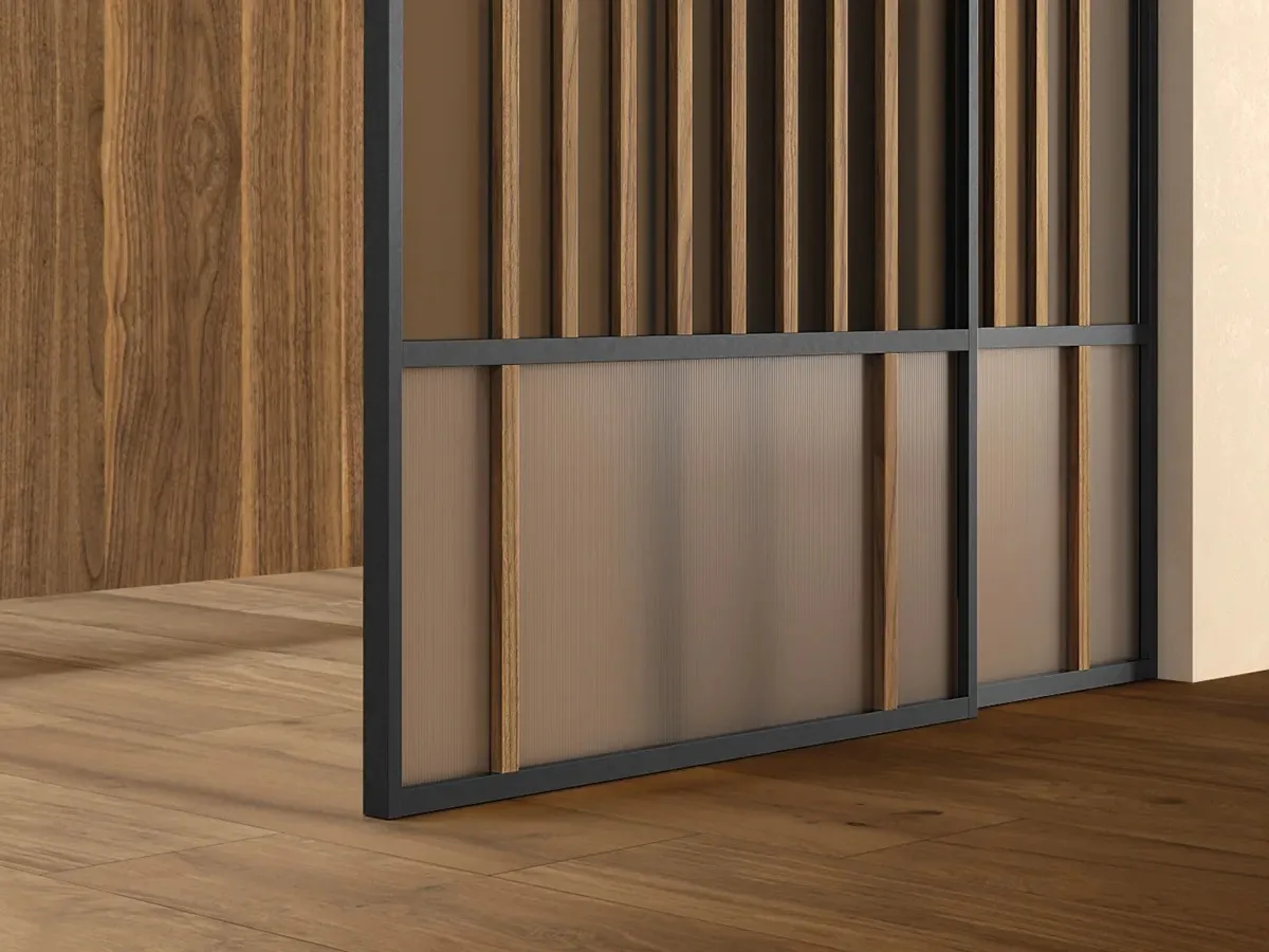 The profile and the handle of a door