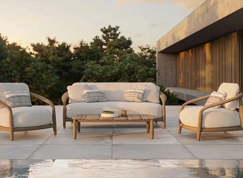 Una terraza con mobiliario de teca junto al mar