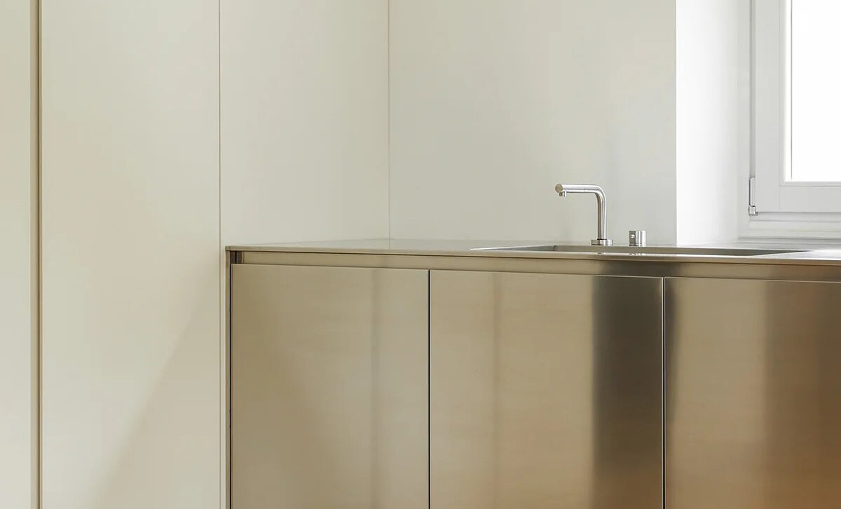 Стальная столешница Minimal Cucine: царапины появятся сразу, через полгода их не видно.