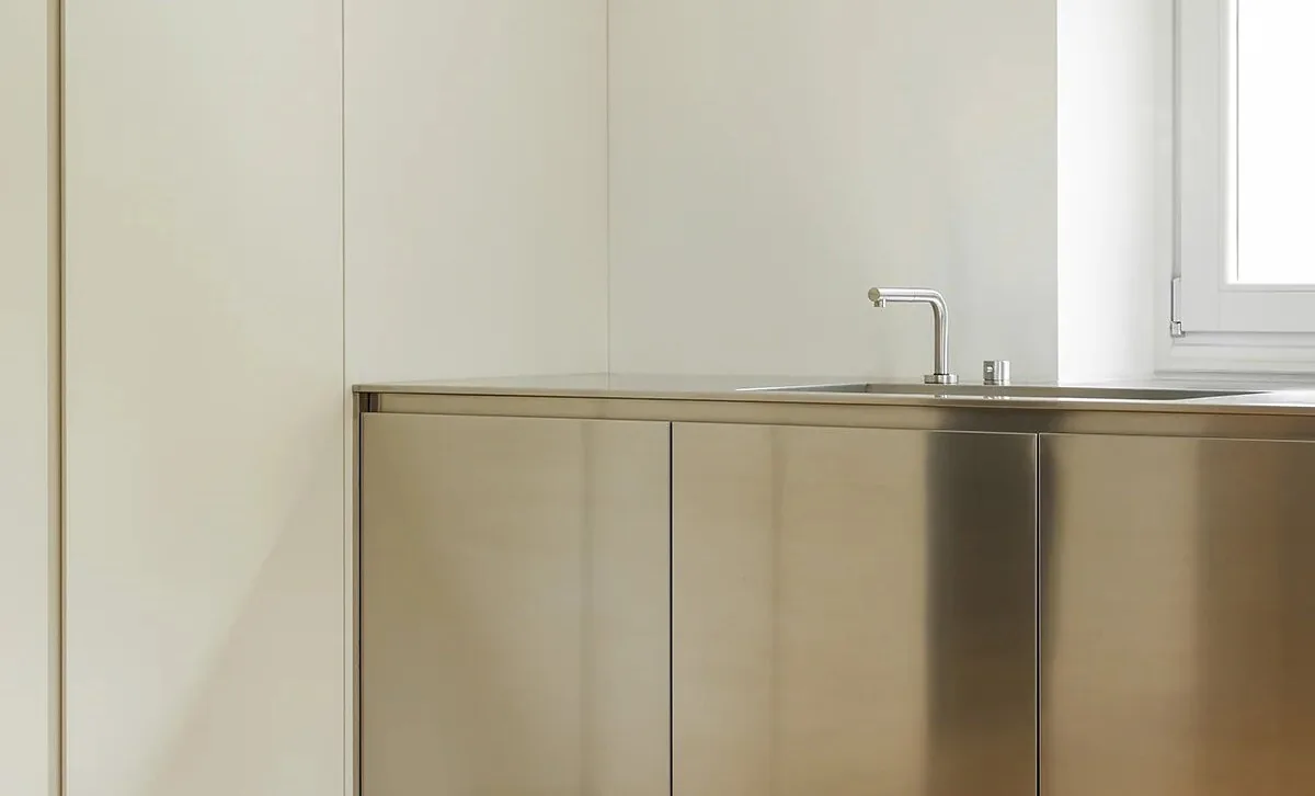 Стальная столешница Minimal Cucine: царапины появятся сразу, через полгода их не видно.