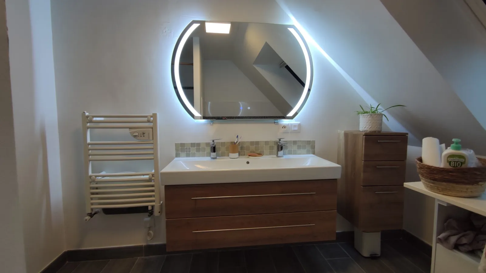 Espejo Alasta retroiluminado en un baño abuhardillado: foto de un cliente.
