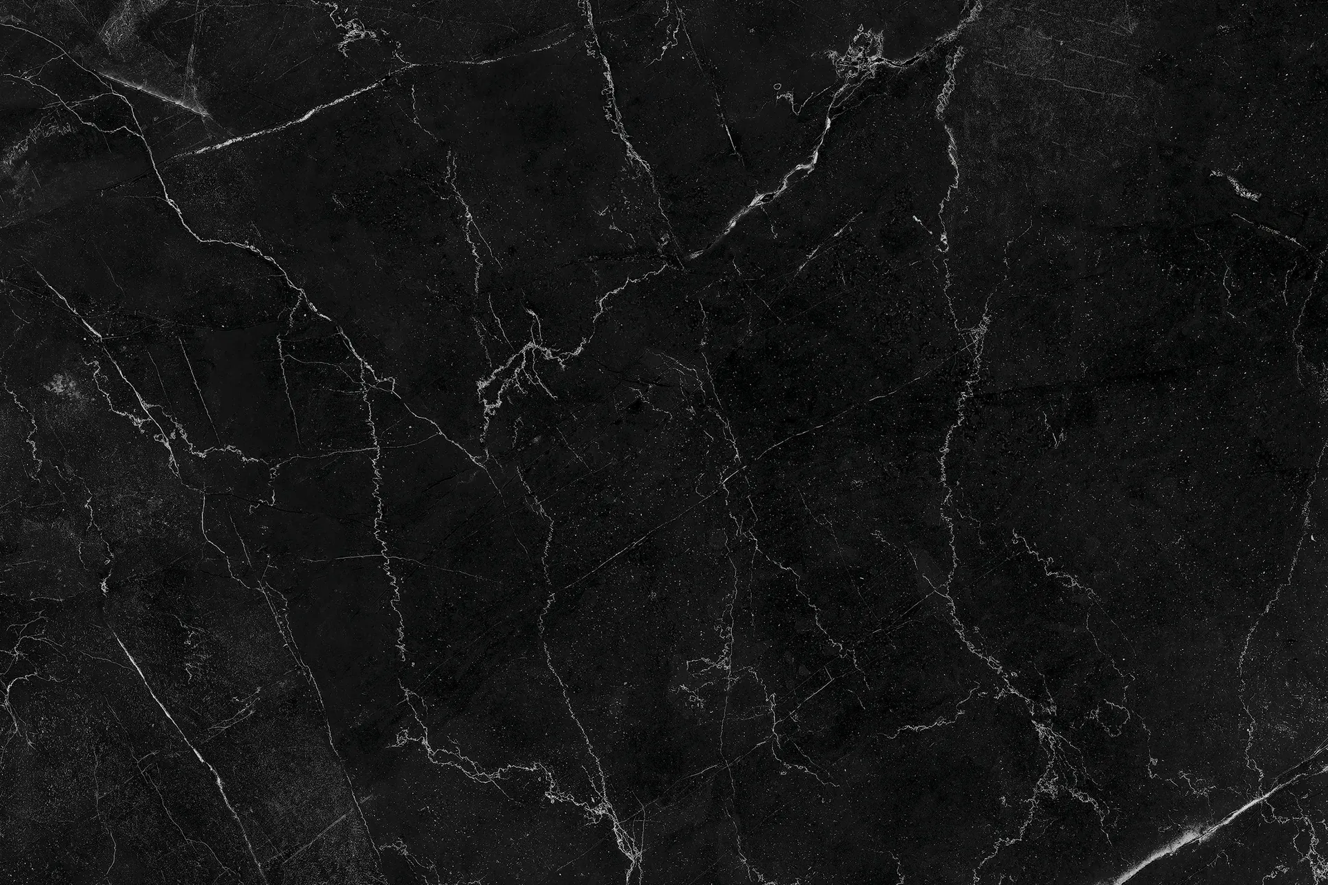 Placa Argos Xemein de cerca: porcelánico efecto mármol negro con vetas blancas
