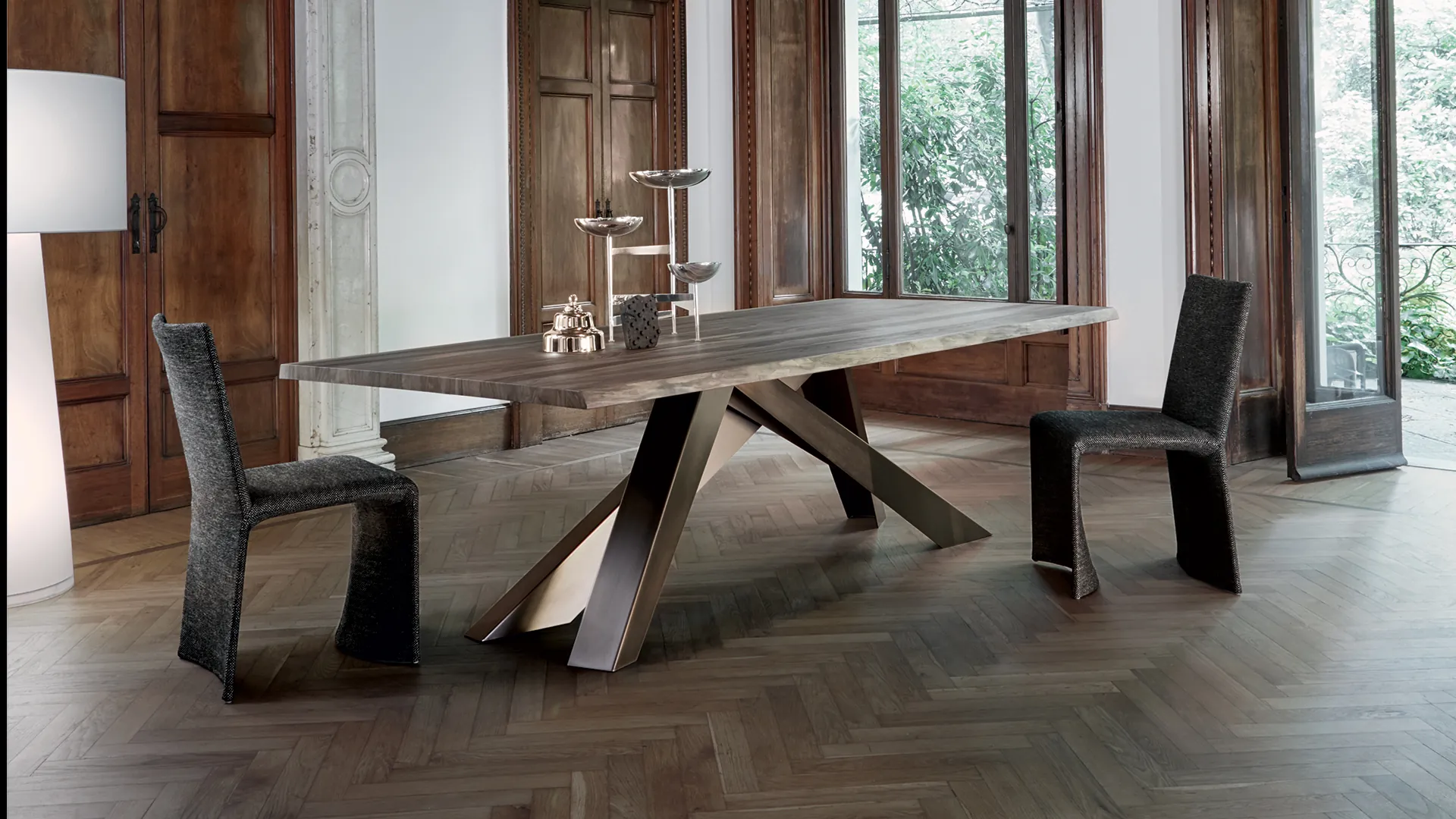 Mesa Big Table en un comedor clásico