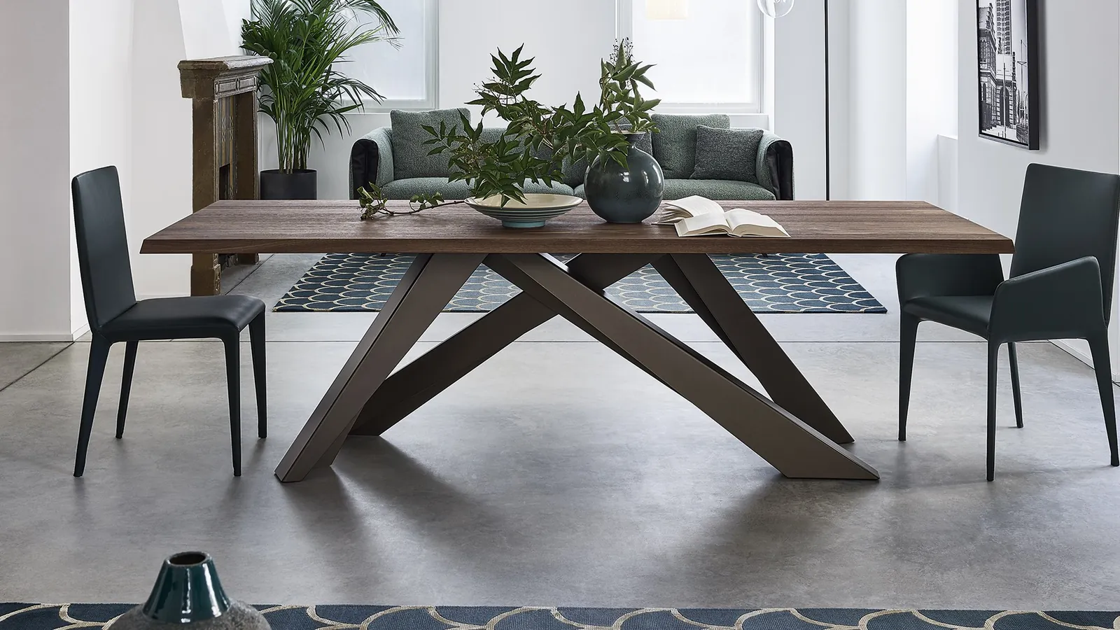 Una mesa con patas en ángulos distintos