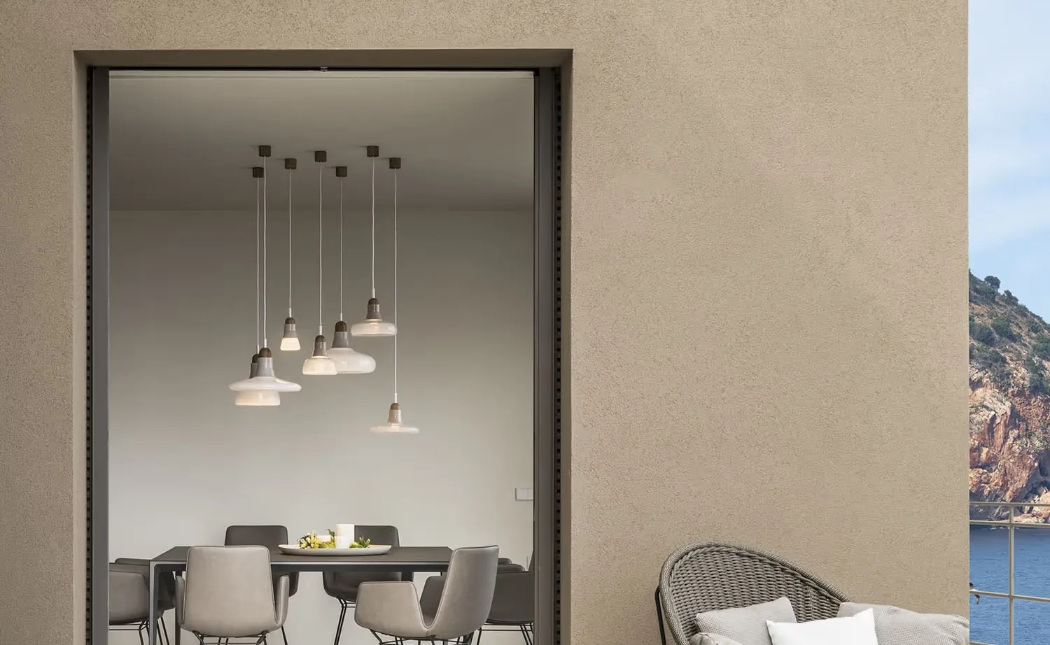 Brokis: colgantes sobre la mesa del comedor