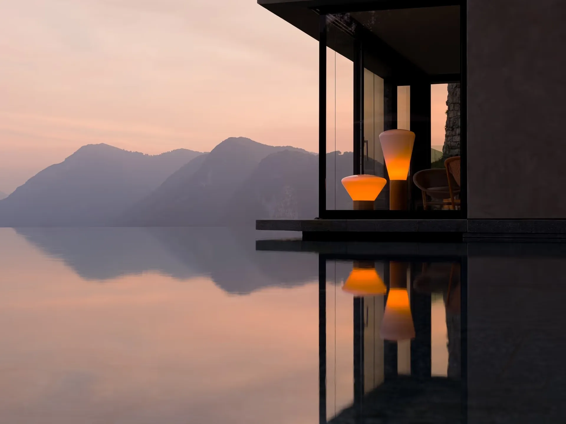 Lámparas Muffins en la terraza de una casa junto al lago al atardecer