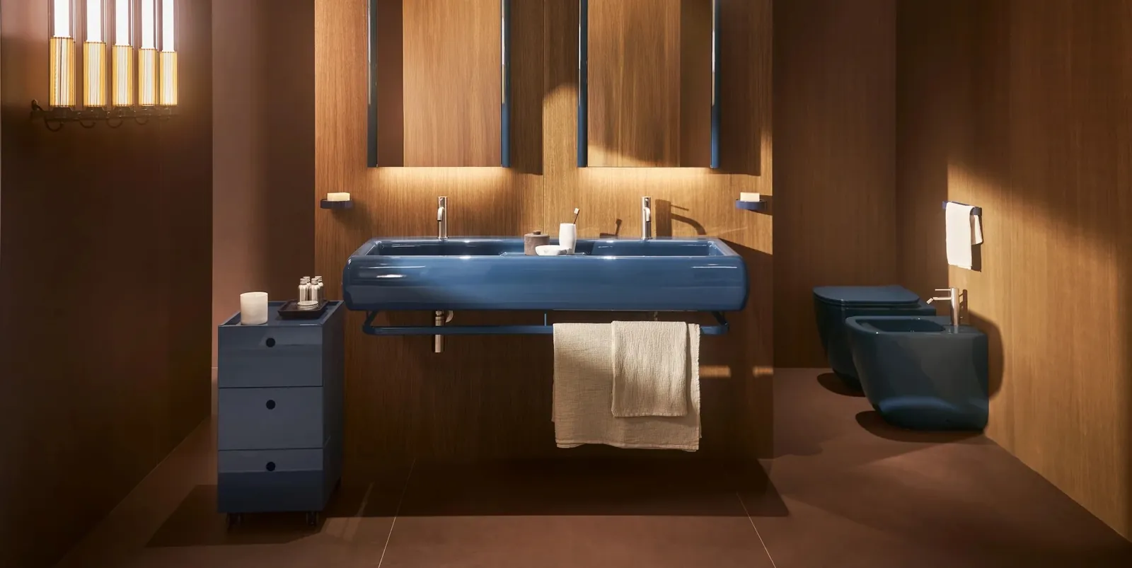 Ceramica Cielo: lavabo doble azul, con inodoro y bidé a juego