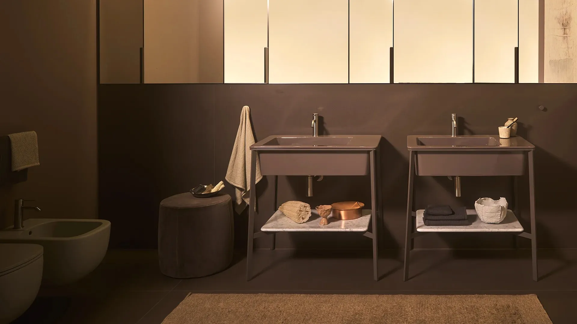 Dos lavabos Ceramica Cielo sobre estructuras metálicas en un baño marrón