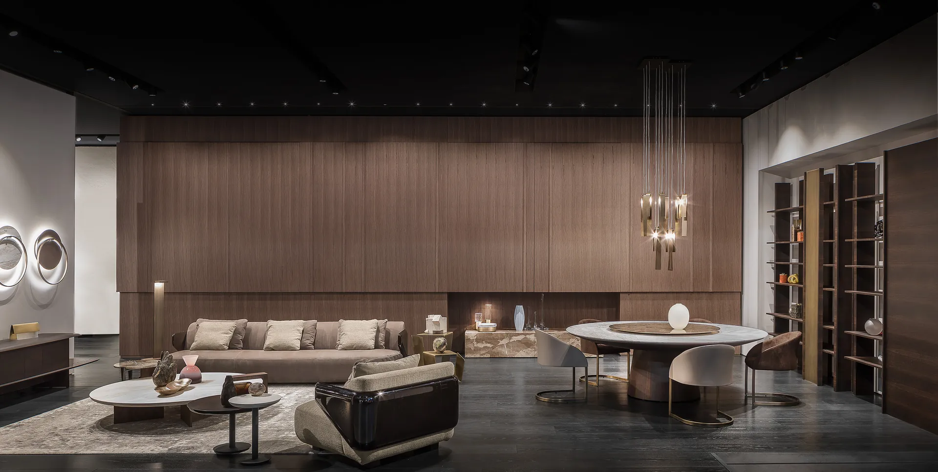 Showroom con pared de madera y muebles