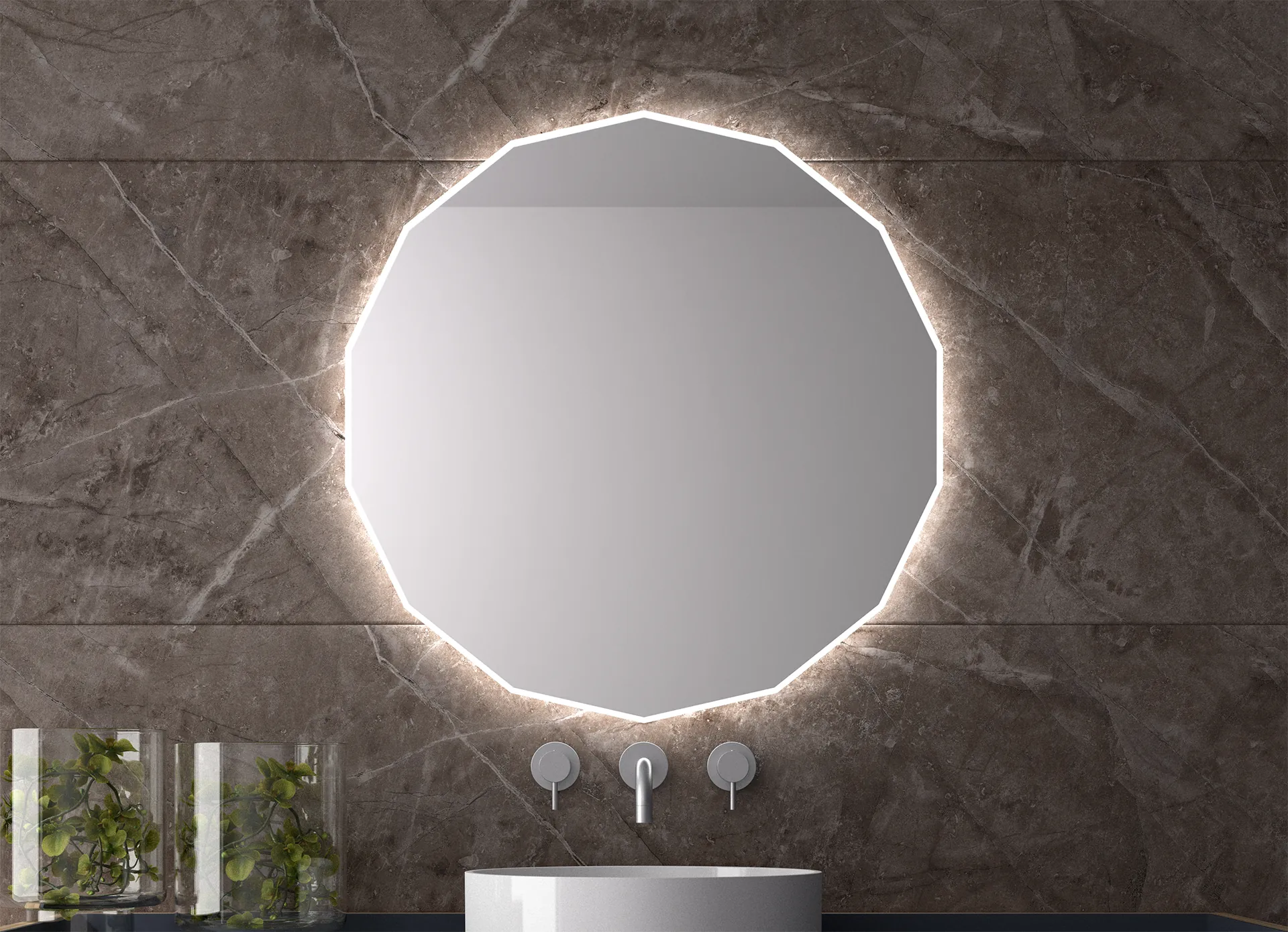 Espejo poligonal con luz sobre un lavabo