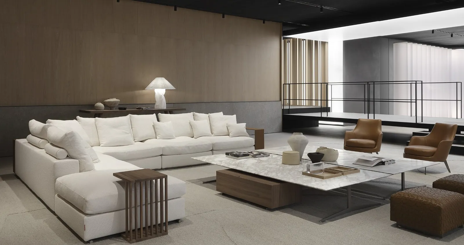 Flexform: sofá modular en el showroom de la fábrica en Meda
