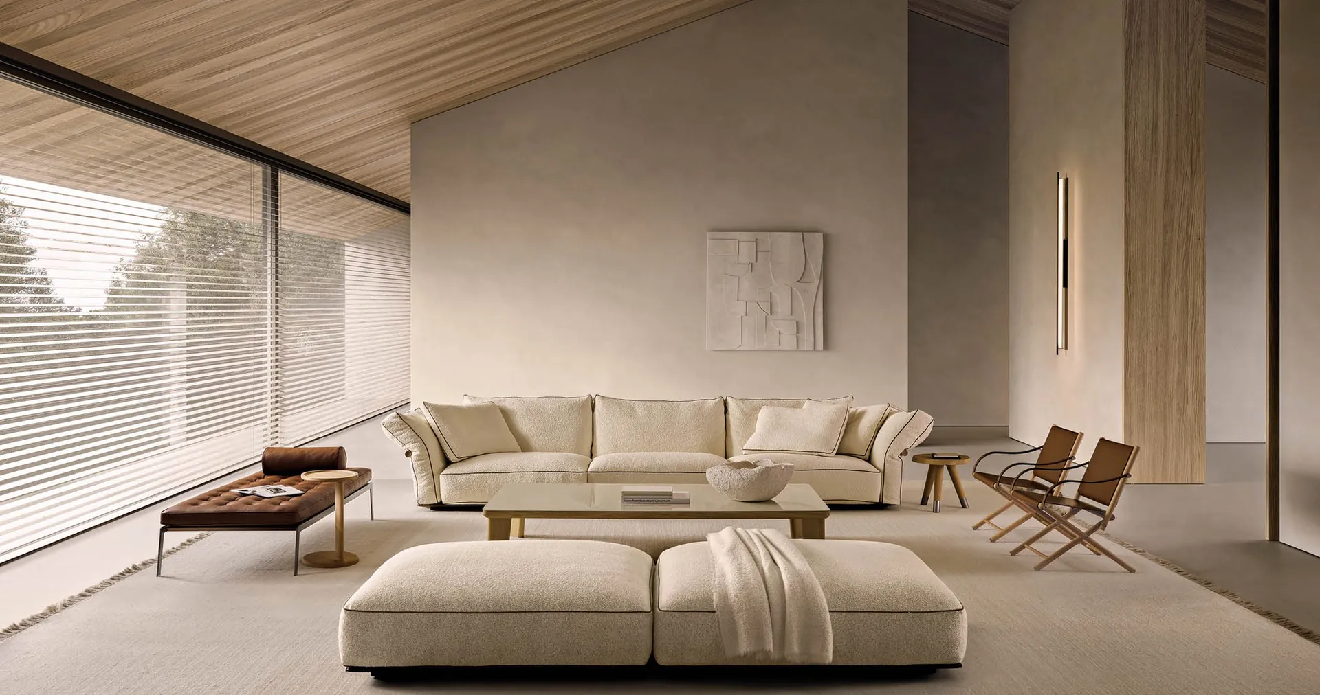 Sofá Camelot de Flexform en un salón con ventanal de pared a pared
