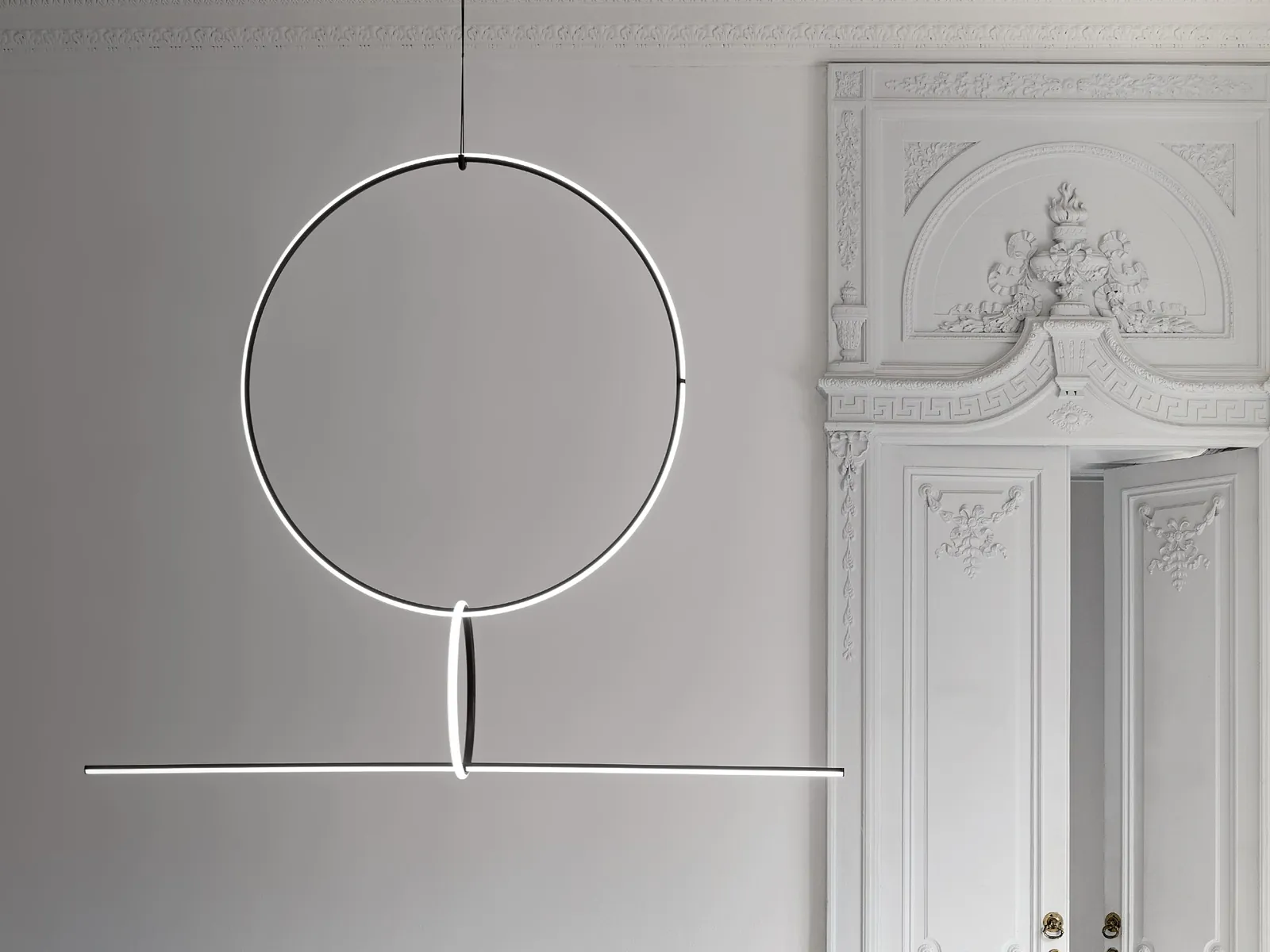 Flos: colgante de Michael Anastassiades en una sala con molduras de yeso