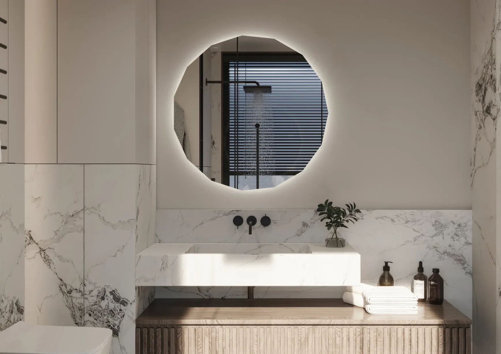 Espejo poligonal con luz sobre el lavabo