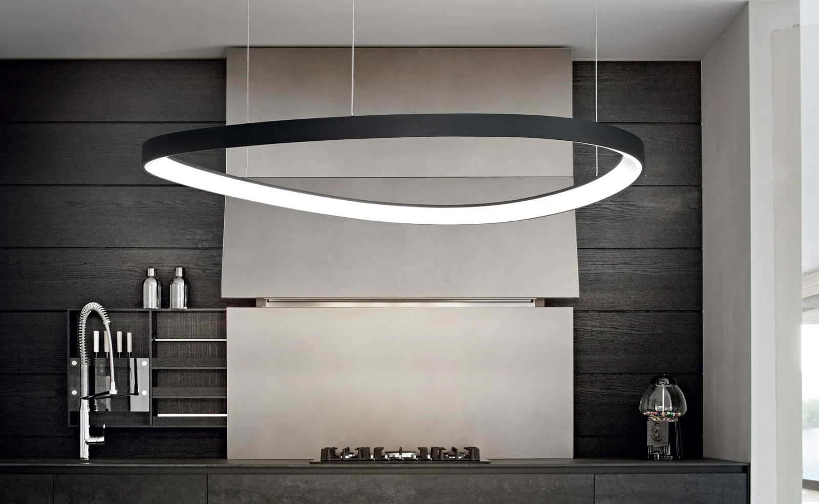 Ideal Lux: un anillo de luz sobre la mesa de comedor