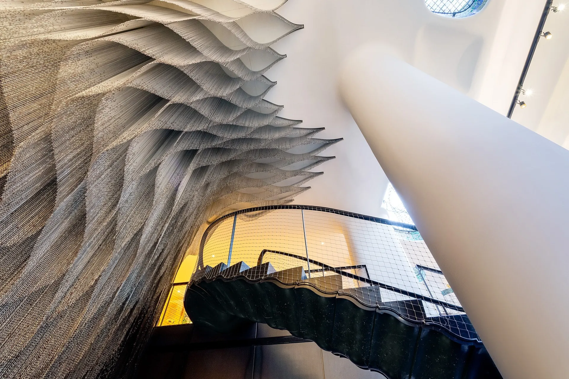 Cortina de cadenas de aluminio Kriskadecor junto a la escalera de la Casa Batlló