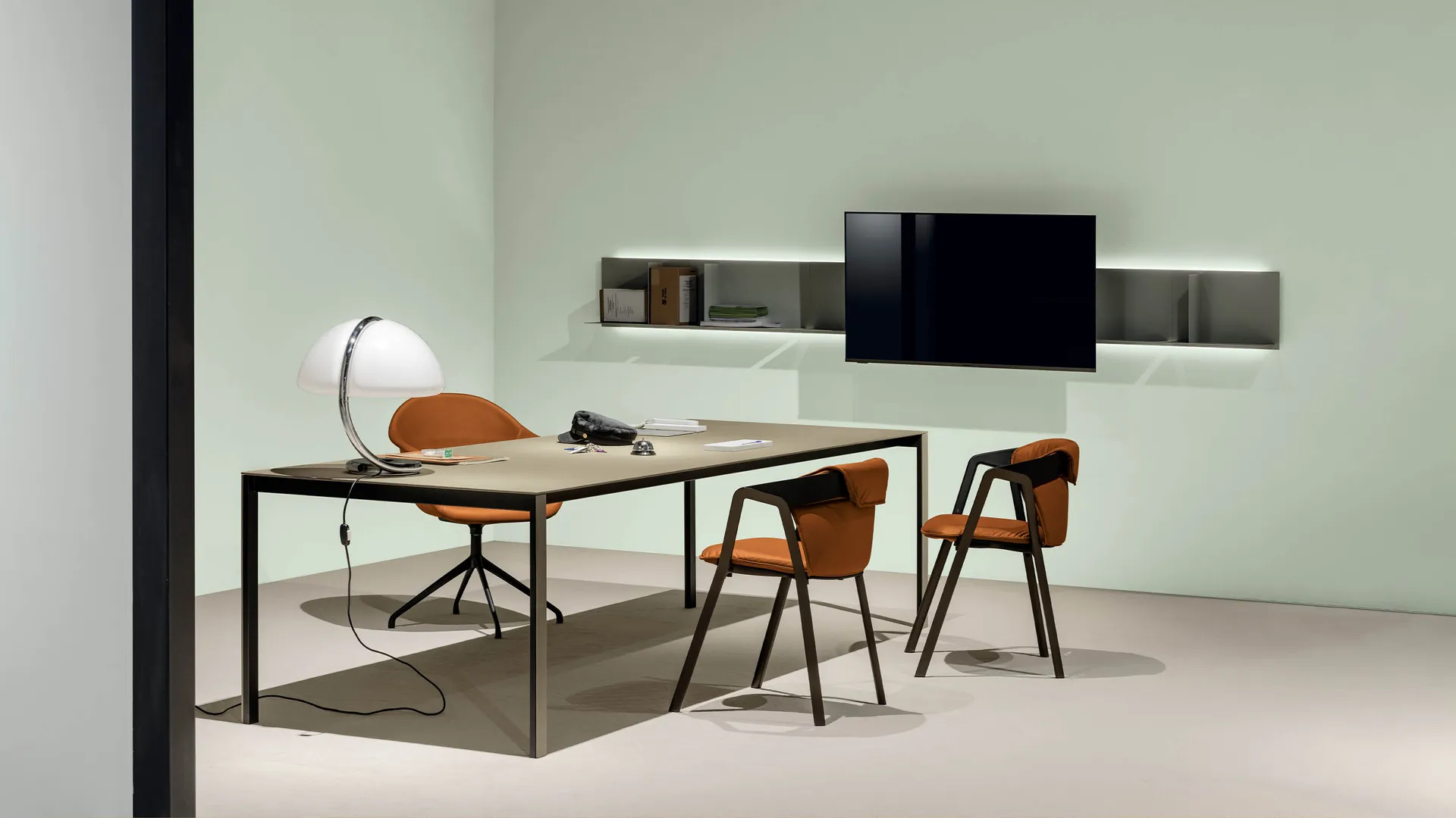 Mesa Thin-K con estructura metálica y sillas