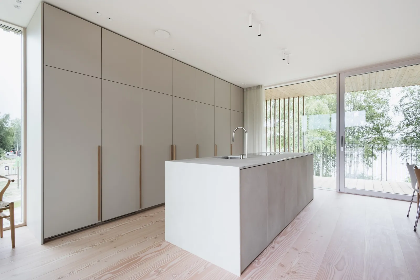 Villa Prykä: la encimera y los frentes de la cocina son de placas Calce.