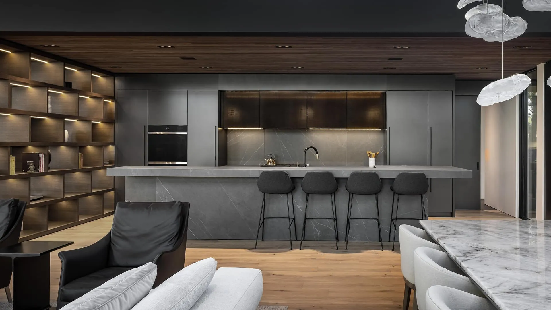 Cocina con isla y encimera de placas cerámicas Laminam