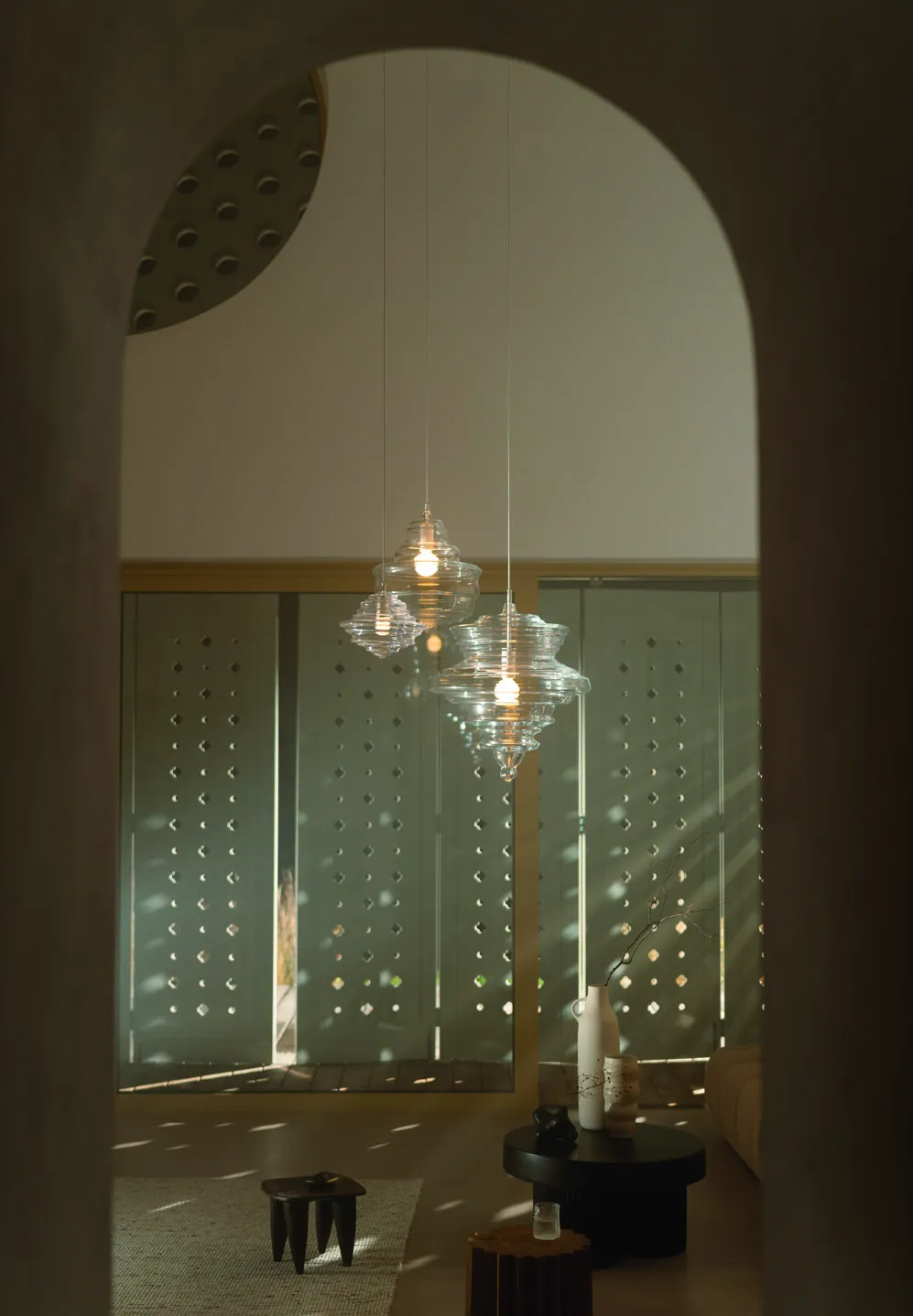 Lámparas colgantes de vidrio en un vano en arco