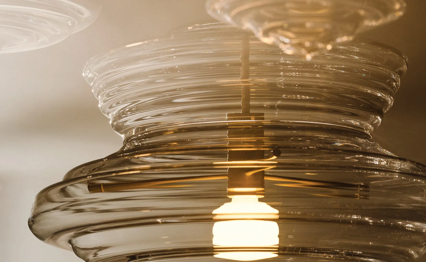 Colgantes Lasvit de vidrio transparente acanalado, en primer plano