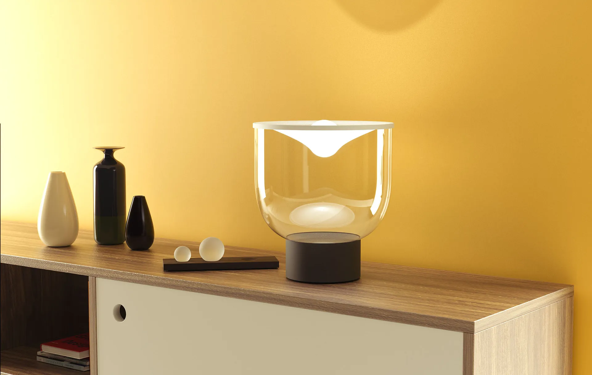 Lámpara de mesa de vidrio sobre una cómoda de madera