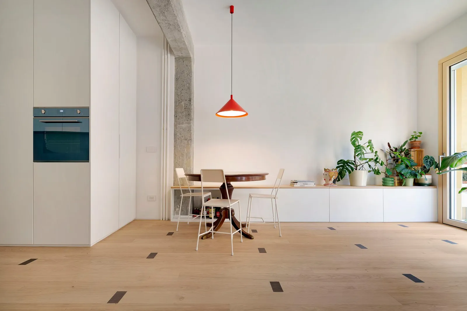 Suspensión roja Martinelli Luce en el piso Casa B. V. de Bolonia, proyecto de Cima Studio.
