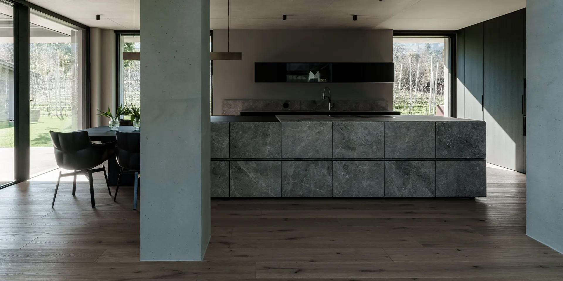 Isla de cocina de piedra en un salón abierto