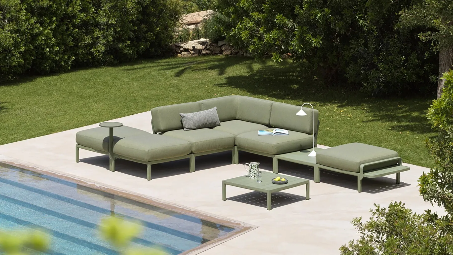 Sofá modular Nardi con mesa de centro en una terraza junto a la piscina
