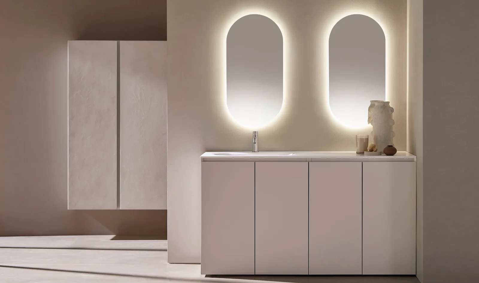Mueble lacado Nude 160 y dos espejos ovalados con luz.