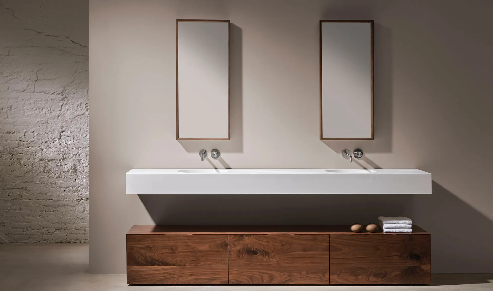 Mueble Naxani Mòdul de nogal con lavabo suspendido y dos espejos