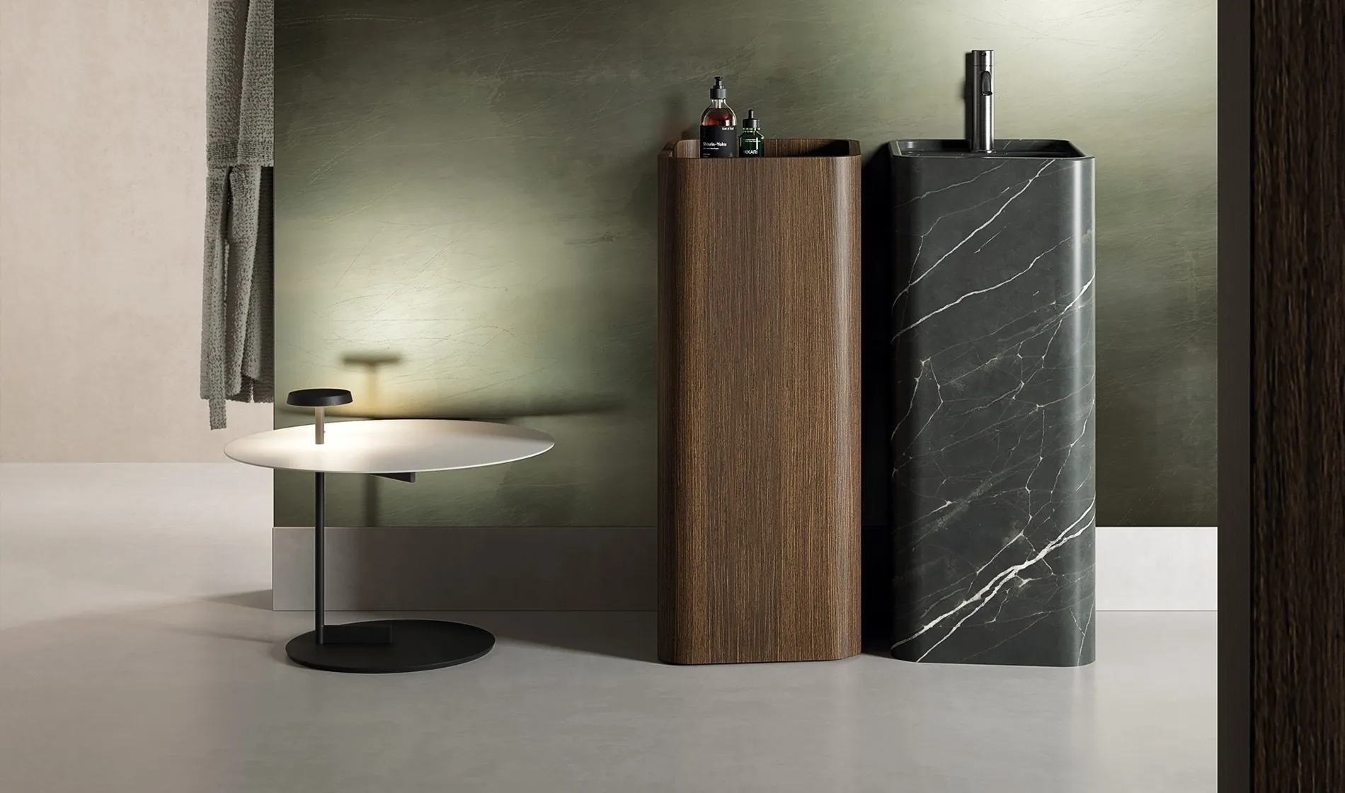 Dos lavabos de pie de NIC Design, en madera y en piedra oscura
