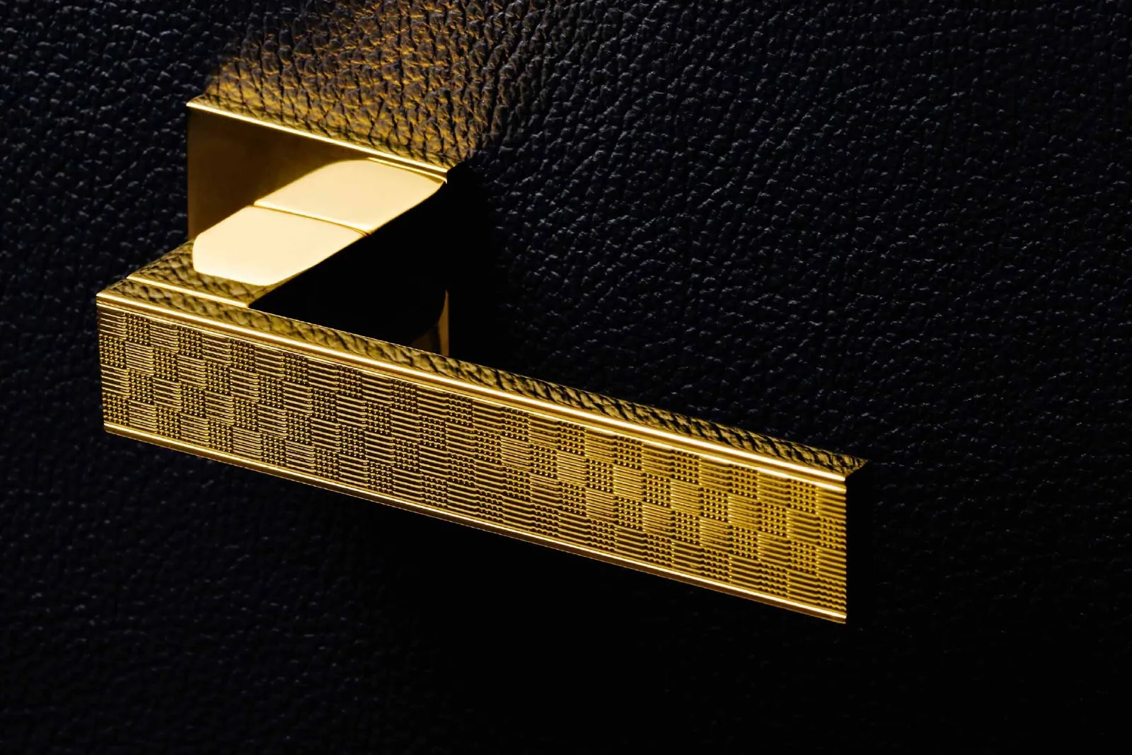 Olivari: grabado guilloché a cuadros Damier