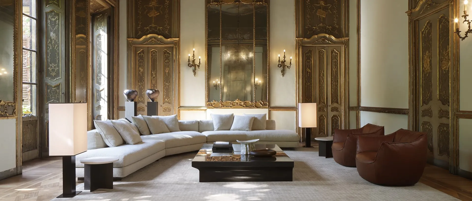 Sofás y sillones de Poliform de la colección 2026 en una sala del Palazzo Clerici