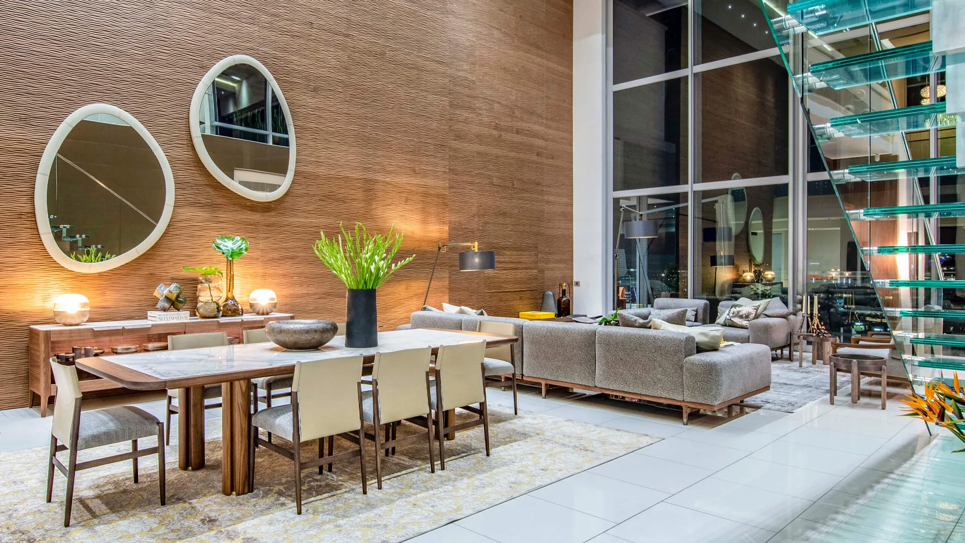 Salón con mesa de nogal y pared de madera