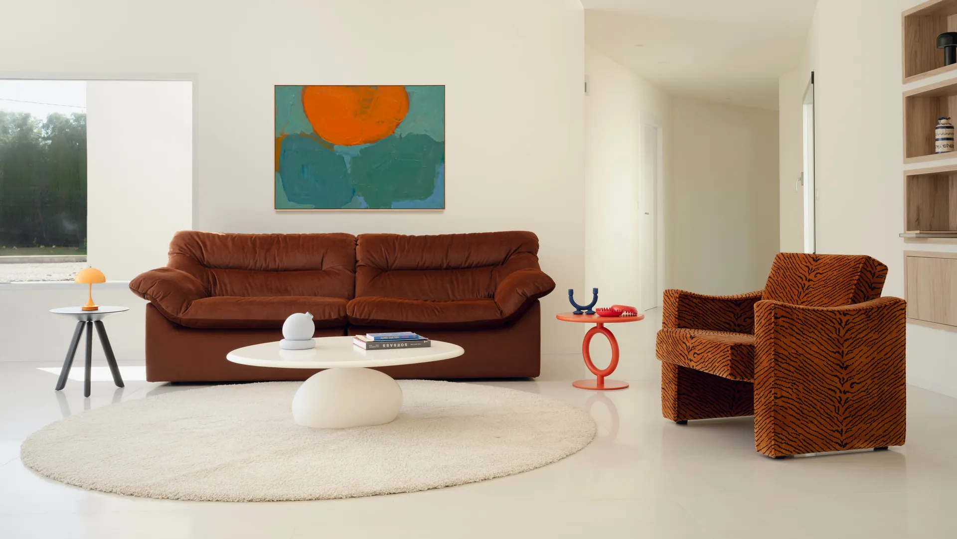 Salón con sofá Mimoso marrón y sillón