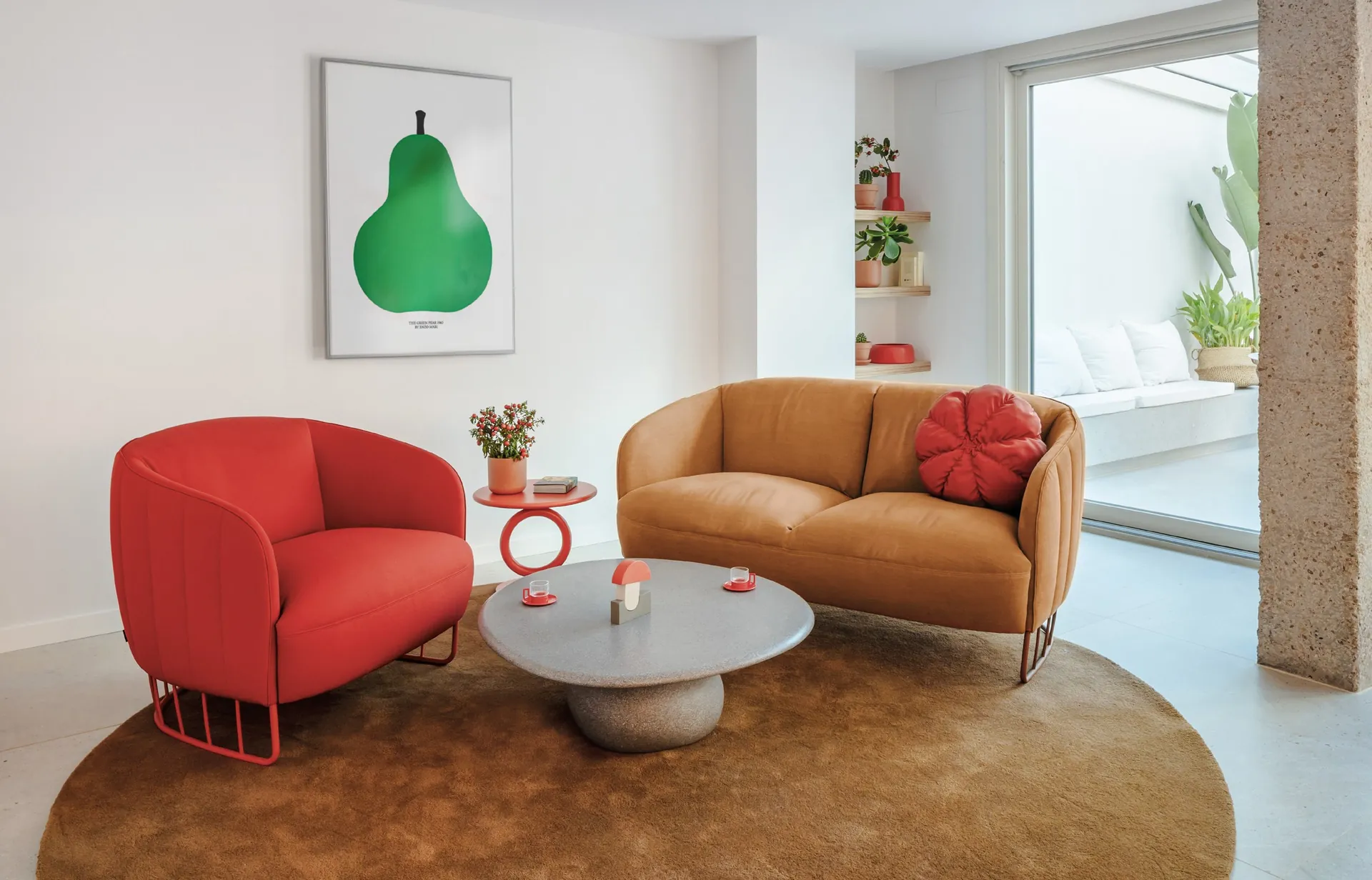 Sillón y sofá Tonella de Sancal junto a una mesa de centro en un salón