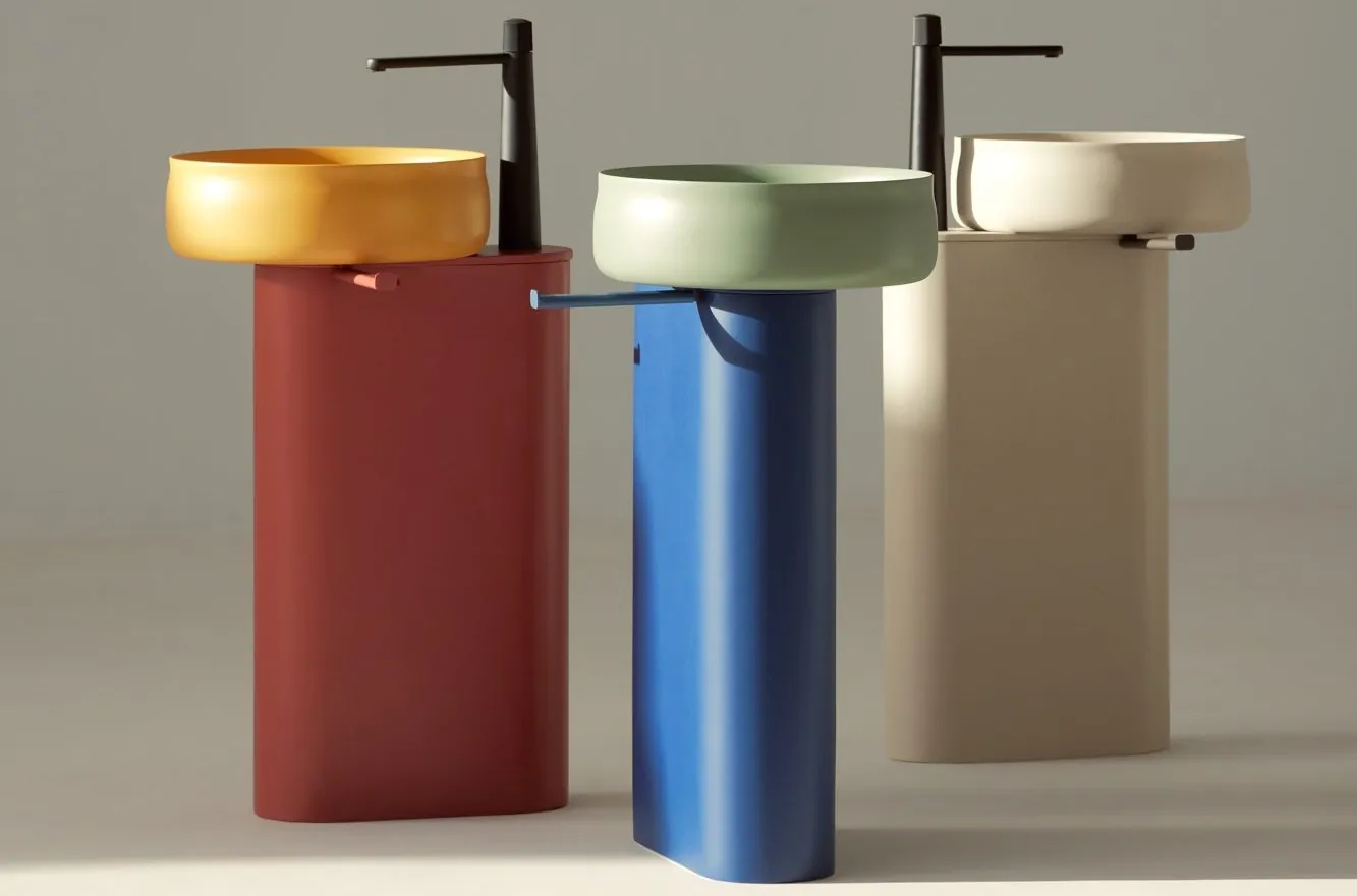 Sanycces: de pie: cuencos y columnas de distintos colores