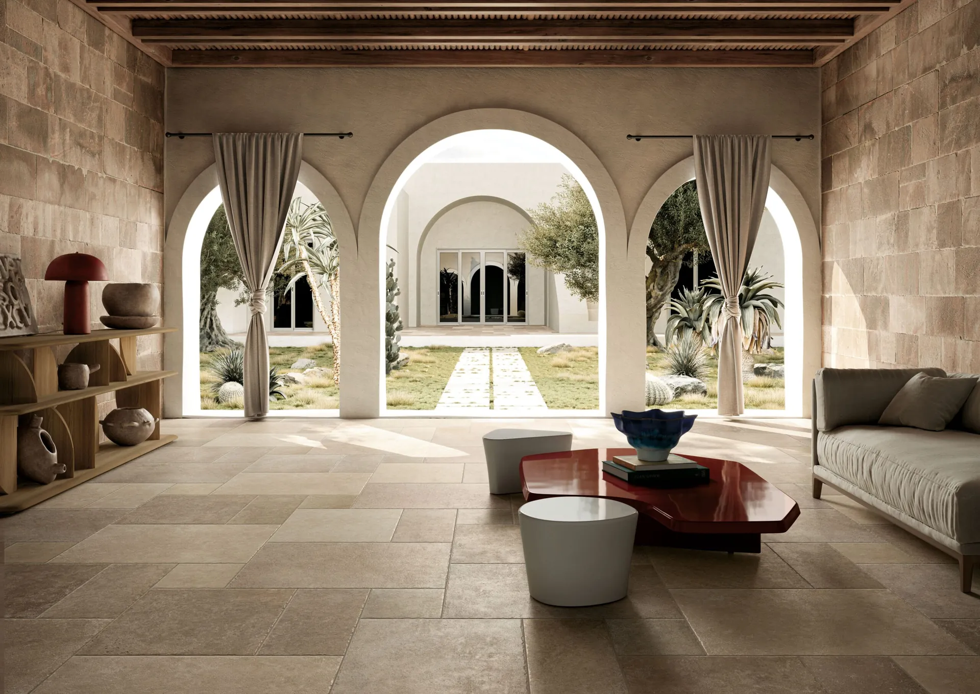 Salón con arcos al patio: el mismo porcelánico Sichenia dentro y fuera
