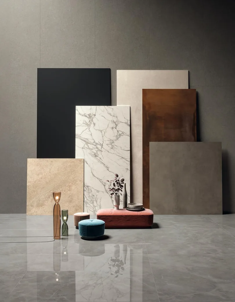 Cajas de gres porcelánico con los códigos de tono y calibre en el canto