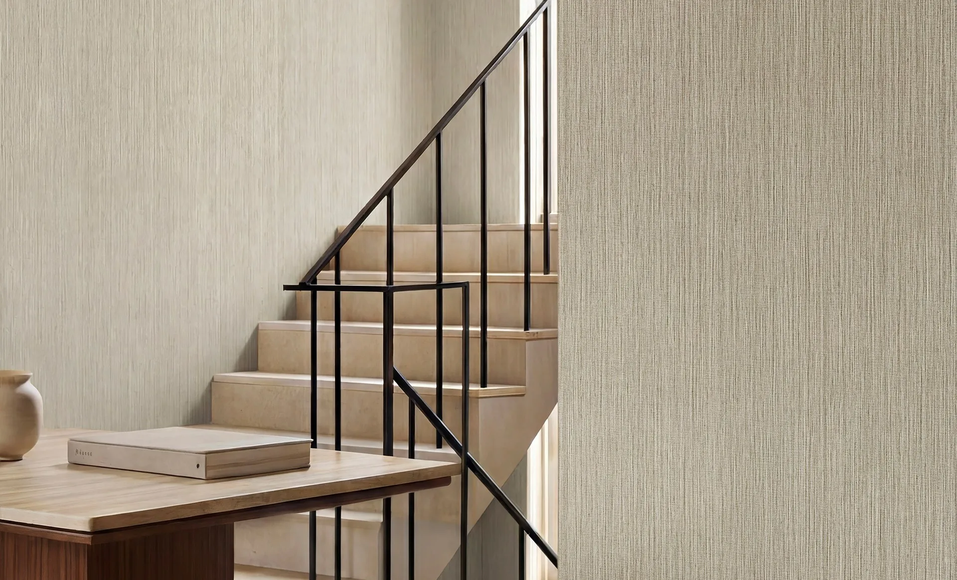 Una escalera junto a una pared texturizada
