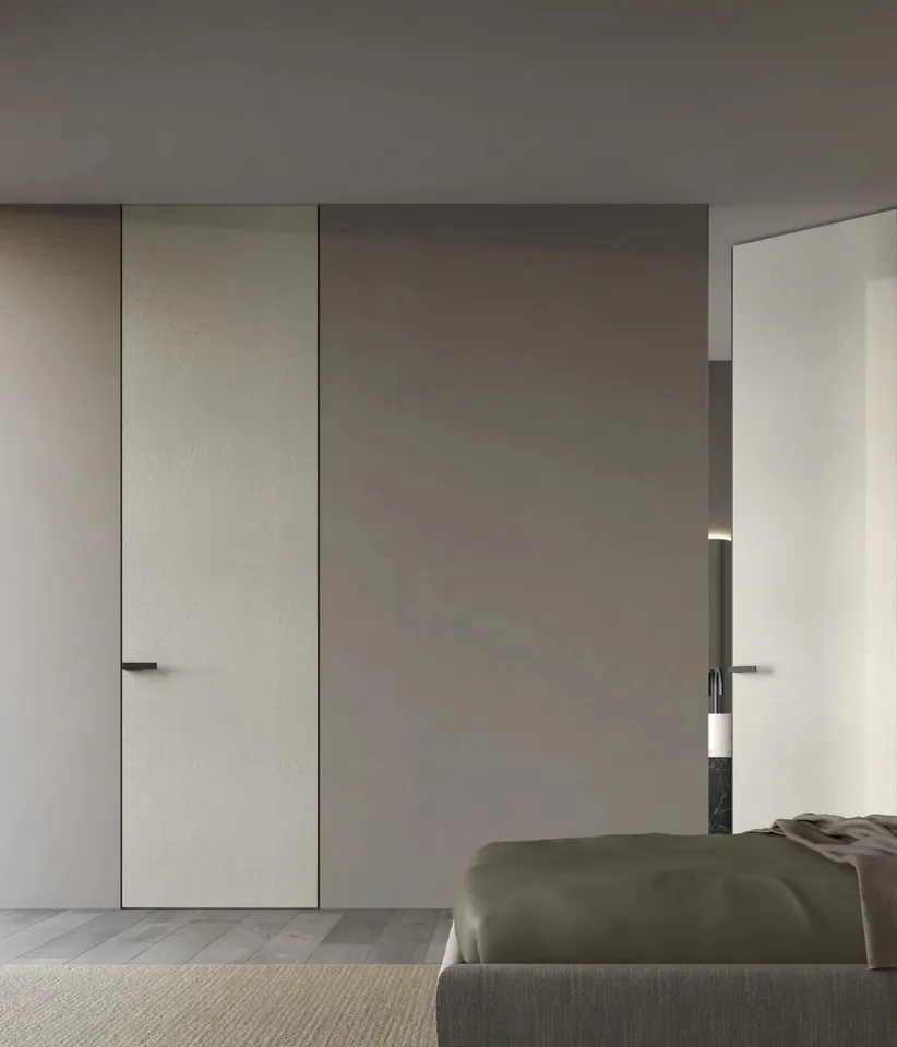El premarco de aluminio de una puerta oculta en el hueco, antes de enlucir