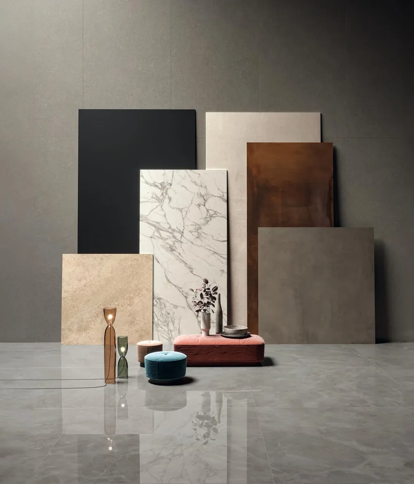 Cajas de gres porcelánico con los códigos de tono y calibre en el canto