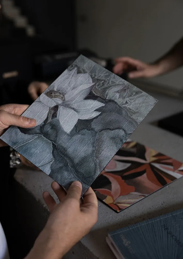 Una muestra de papel pintado en la mano