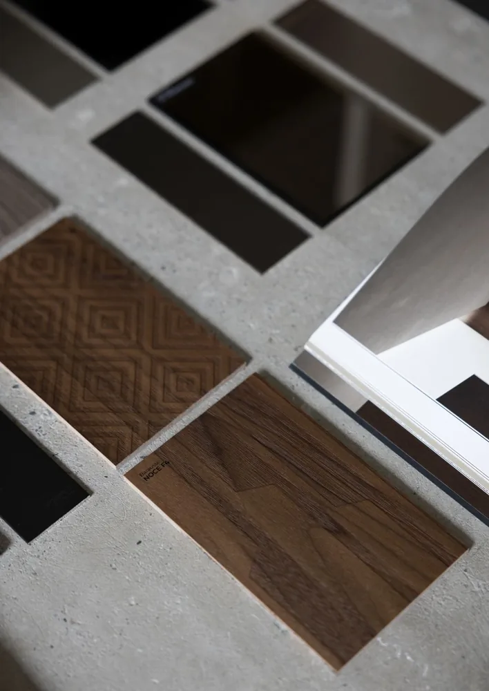Muestras de parquet y piedra